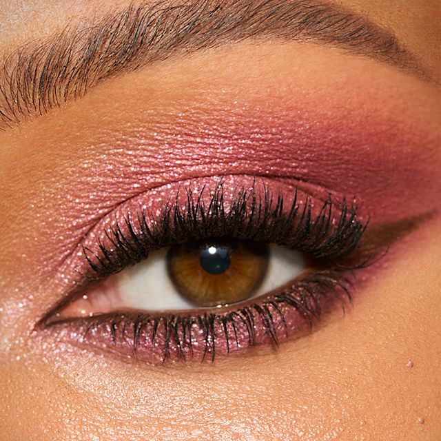 Mannequin aux yeux marron portant un look de fard à paupières rose Pink Love