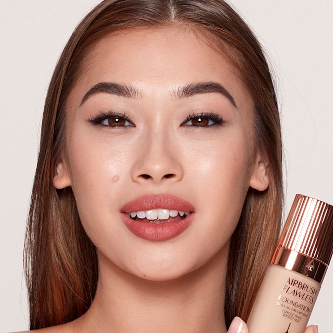 Airbrush Flawless Foundation 5.5 neutral model Airbrush Flawless Foundation 5.5 neutral model