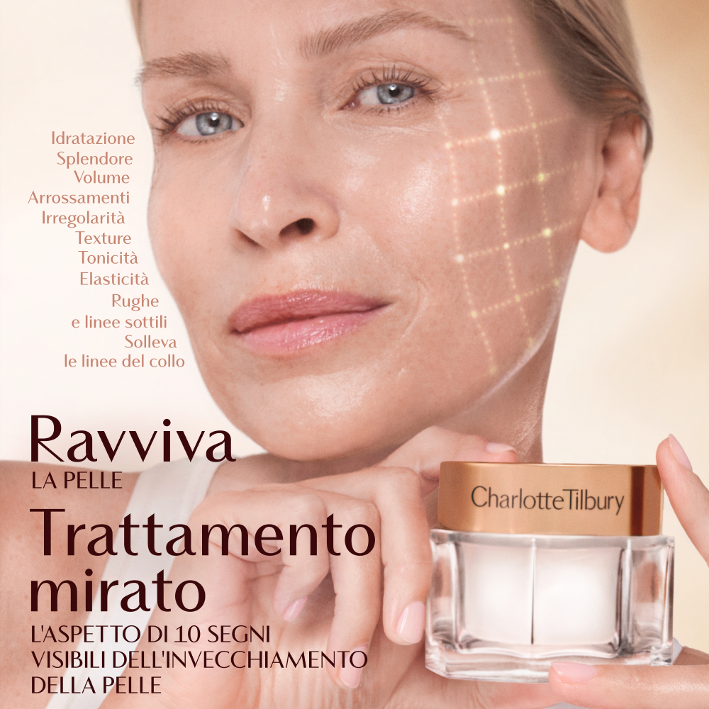 Una mano che tiene in mano un vasetto di crema Charlotte Tilbury su uno sfondo dai toni caldi e delicati. Il testo sull'immagine evidenzia benefici come una migliore idratazione, luminosità, pienezza, tonicità e riduzione di arrossamenti, grana irregolare, perdita di elasticità, rughe e linee sottili. Testo aggiuntivo: "Ravviva la pelle in 28 secondi" e "Contrasta i 10 segni visibili dell'invecchiamento".