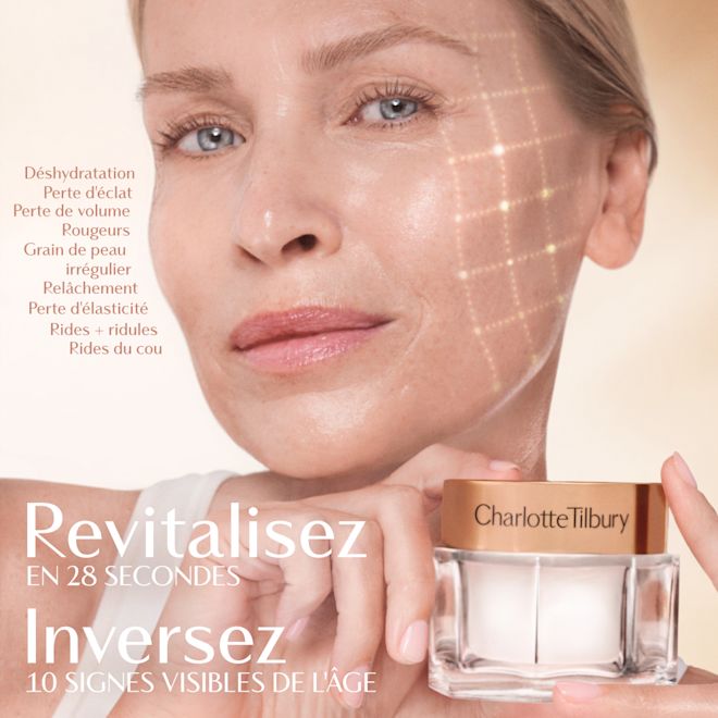 Magic Cream - mannequin Danielle - Infographie Revitalise et inverse Une main tenant un pot de crème Charlotte Tilbury sur un fond doux et doré. Le texte sur l'image décrit les bienfaits tels qu'une amélioration de l'hydratation, de l'éclat, de l'effet pulpeux et de la fermeté, et une atténuation des rougeurs, du grain de peau irrégulier, de la perte d'élasticité, des rides et des ridules. Texte supplémentaire : « Revitalise en 28 secondes » et « Inverse 10 signes visibles de l'âge ».
