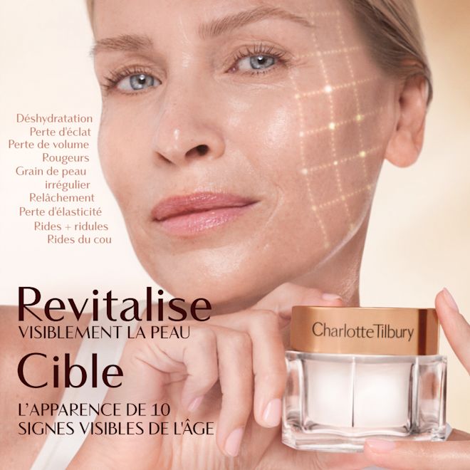 Magic Cream - mannequin Danielle - Infographie Revitalise et inverse Une main tenant un pot de crème Charlotte Tilbury sur un fond doux et doré. Le texte sur l'image décrit les bienfaits tels qu'une amélioration de l'hydratation, de l'éclat, du rebondi et de la fermeté, et une atténuation des rougeurs, du grain de peau irrégulier, de la perte d'élasticité, des rides et des ridules. Texte supplémentaire : « Revitalise en 28 secondes » et « Inverse 10 signes visibles de l'âge ».