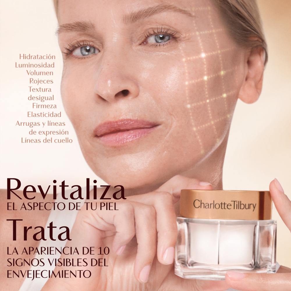 Una mano sosteniendo un tarro de crema de Charlotte Tilbury contra un fondo suave y de tonos cálidos. El texto de la imagen destaca los beneficios como una mejor hidratación, brillo, volumen, firmeza y reducción del enrojecimiento, textura desigual, pérdida de elasticidad, arrugas y líneas de expresión. El texto adicional dice: "Revive en 28 segundos" e "Invierte los 10 signos visibles de la edad.