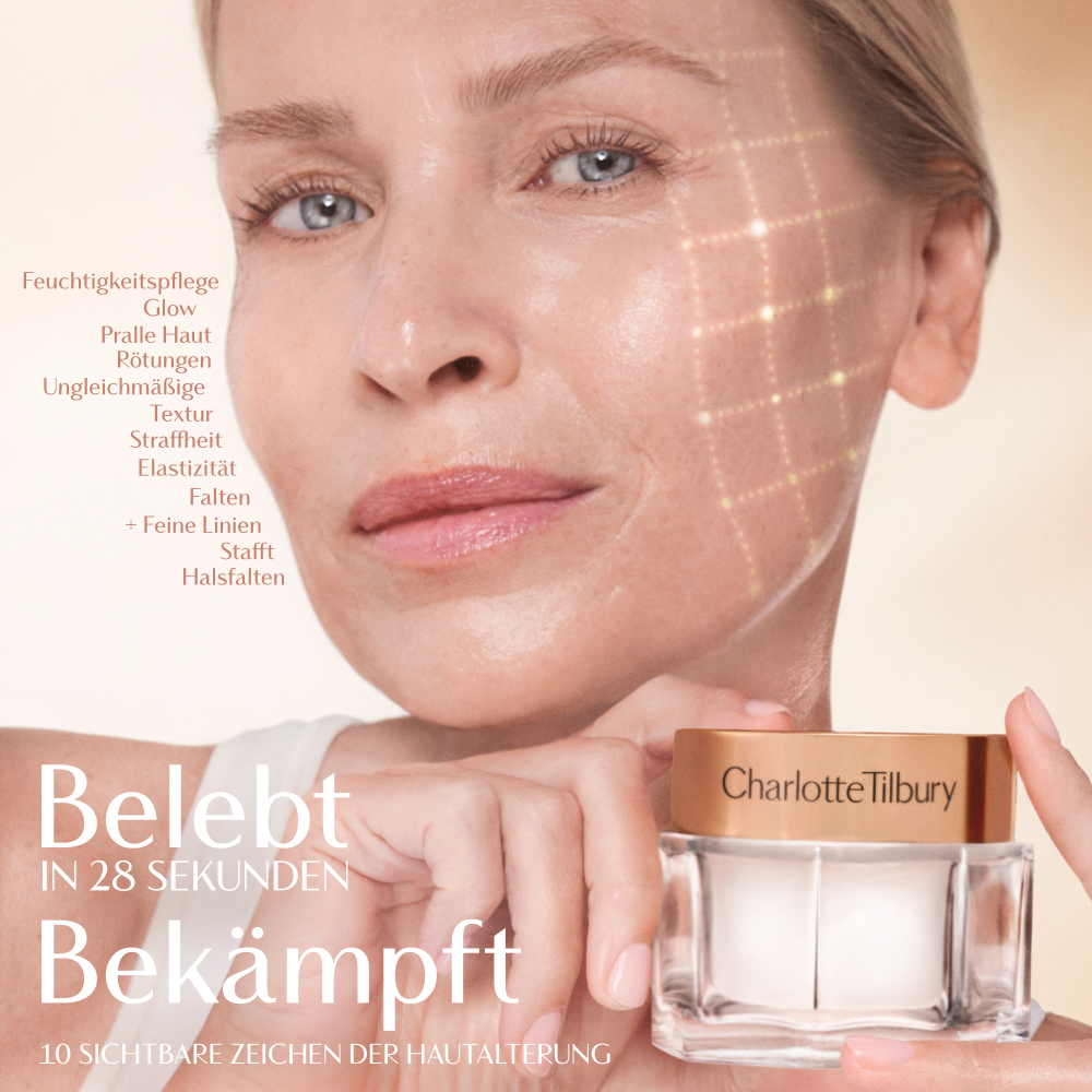 Eine Hand hält einen Charlotte Tilbury Cremetiegel vor einem sanften, warmen Hintergrund. Der Text auf dem Bild hebt Vorteile wie verbesserte Feuchtigkeitsversorgung, Glow, Aufpolsterung, Festigkeit und weniger Rötungen, ungleichmäßige Textur, Elastizitätsverlust, Falten und feine Linien hervor. Zusätzlicher Text lautet: „Belebt in 28 Sekunden“ und „bekämpft 10 sichtbare Zeichen der Hautalterung.“