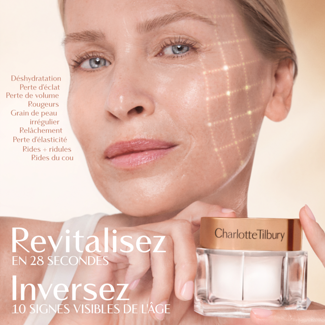 Magic Cream - mannequin Danielle - Infographie Revitalise et inverse Une main tenant un pot de crème Charlotte Tilbury sur un fond doux et doré. Le texte sur l'image met en évidence des bienfaits tels qu'une amélioration de l'hydratation, de l'éclat, de l'effet pulpeux et de la fermeté, et une atténuation des rougeurs, du grain de peau irrégulier, de la perte d'élasticité, des rides et des ridules. Texte supplémentaire : « Revitalise en 28 secondes » et « Inverse 10 signes visibles de l'âge ».