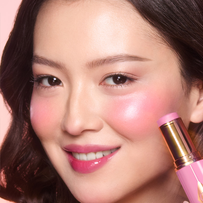 Model wears Pretty Glow for a lilac blush look