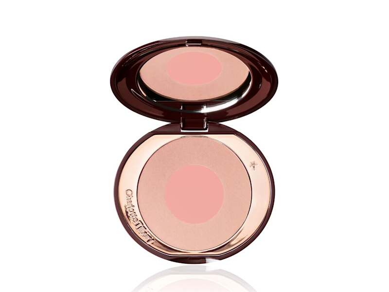 Poudrier de blush Cheek to Chic en First Love comprenant deux teintes rose clair scintillantes