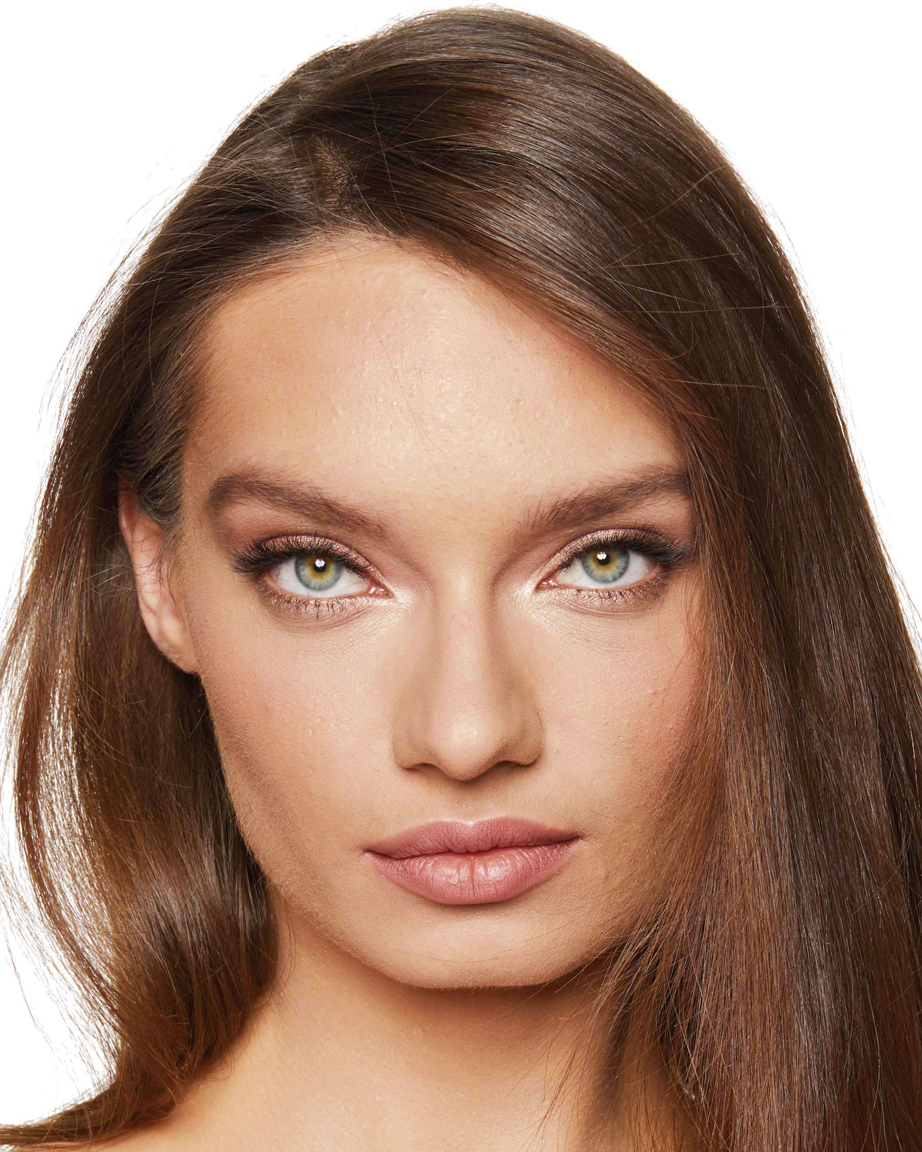 Magic-Foundation-shade-6-Model