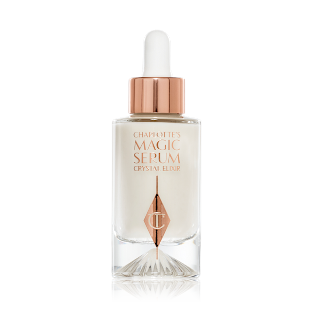 Un sérum pour le visage lumineux de couleur ivoire dans un flacon en verre avec bouchon compte-gouttes blanc et doré. 