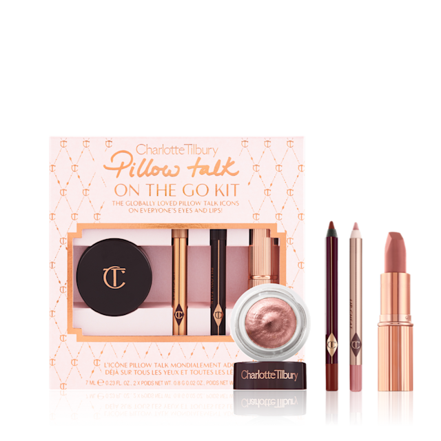 Pillow Talk On the Go présente quatre produits pour les lèvres et les yeux, tous dans la teinte rose nude emblématique de Charlotte.