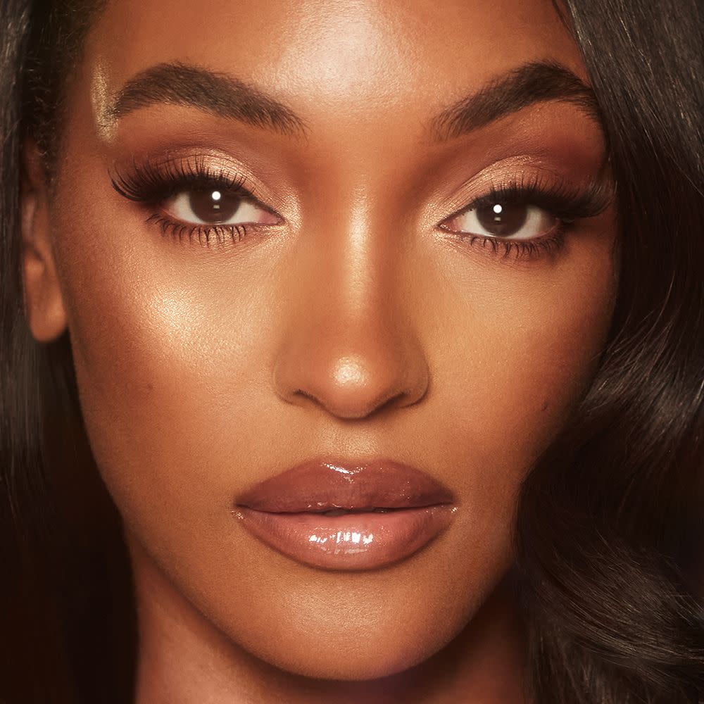 Charlotte's nose trick on Jourdan Dunn using Hollywood Glow Glide Face Architect Highlighter
