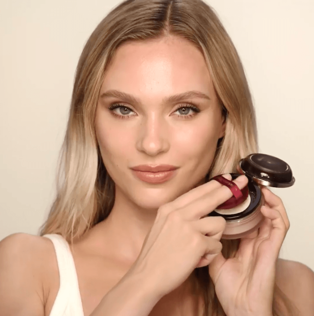 Loose Powder Brightening Pink Model Application