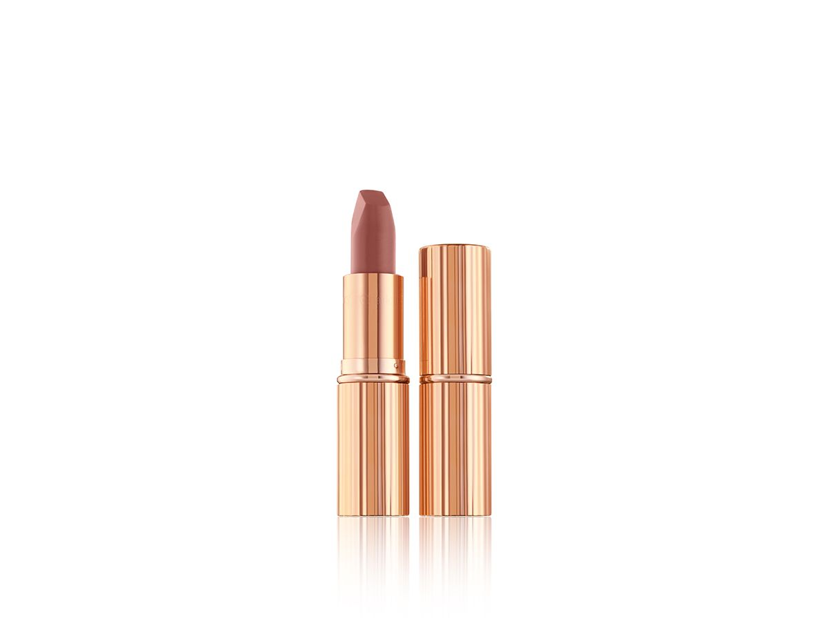 Charlotte's Matte Revolution Lipstick in Very Victoria ist ein kühler Nude-Ton mit einem modernen matten Finish