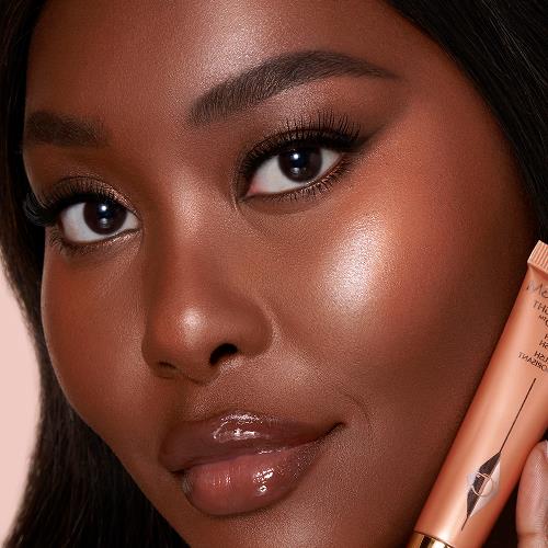 Free Beauty Light Wand In Peachgasm Model Image