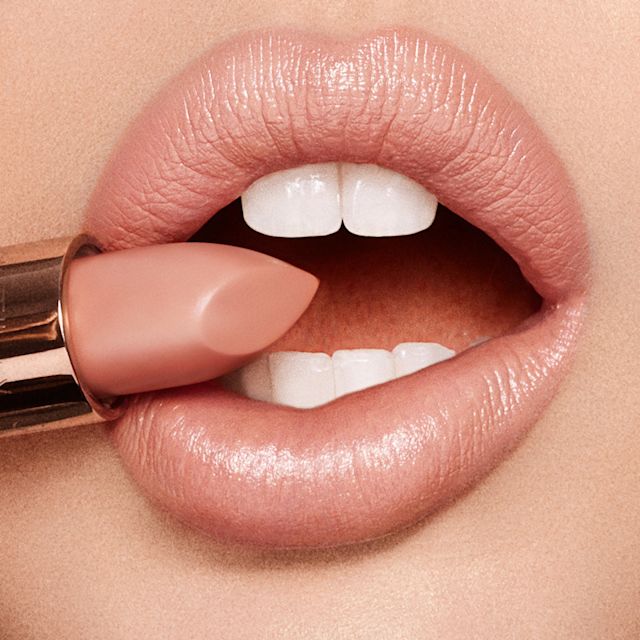 Primo piano delle labbra con rossetto rosa pesca Penelope Pink su pelle chiara