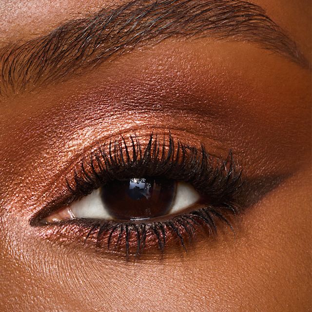 Mannequin aux yeux marron portant un look de fard à paupières marron Sensual Sunset