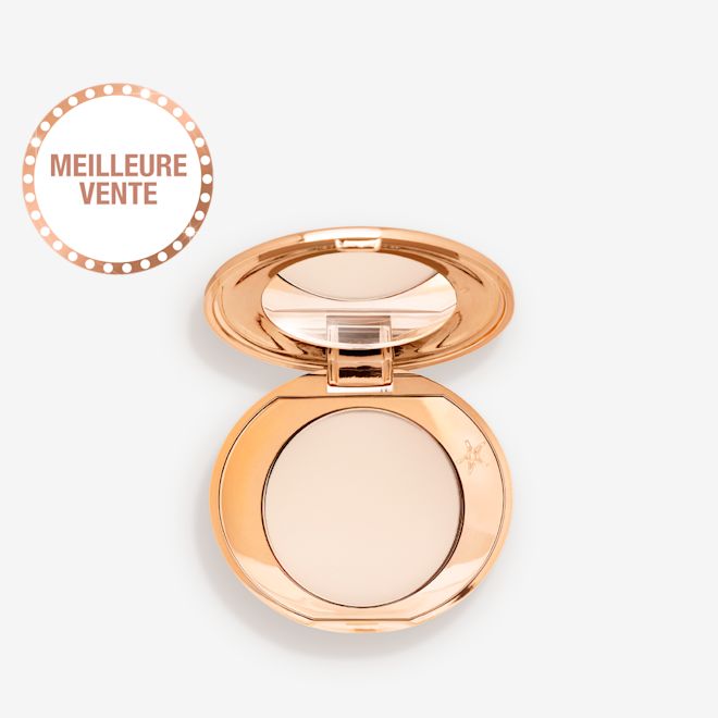 Mini Airbrush Flawless Finish en Fair (Clair) ouvert Un mini poudrier ouvert de poudre pressée avec couvercle miroir de couleur crème.
