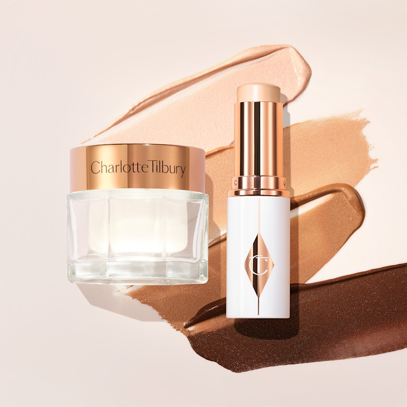 Charlottes Feuchtigkeitscreme und Foundation-Stick, die auf reifer Haut wunderschön übereinander aufgetragen wurden