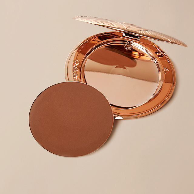 Leere roségoldene Puderdose und Nachfüllpackung von Airbrush Bronzer in der Farbe Medium