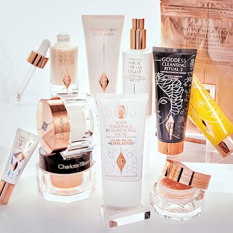 Une collection de produits de soins du visage comprenant une huile pour les lèvres, un sérum lumineux dans un flacon en verre avec un couvercle compte-gouttes, des crèmes pour les yeux et le visage dans des pots en verre, une huile nettoyante et des gommages nettoyants, des masques pour le visage, des crèmes pour le visage dans des flacons avec distributeur à pompe et des masques exfoliants.
