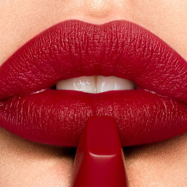 Primo piano di labbra con il rossetto rosso rubino Red Carpet Red sulla pelle molto chiara