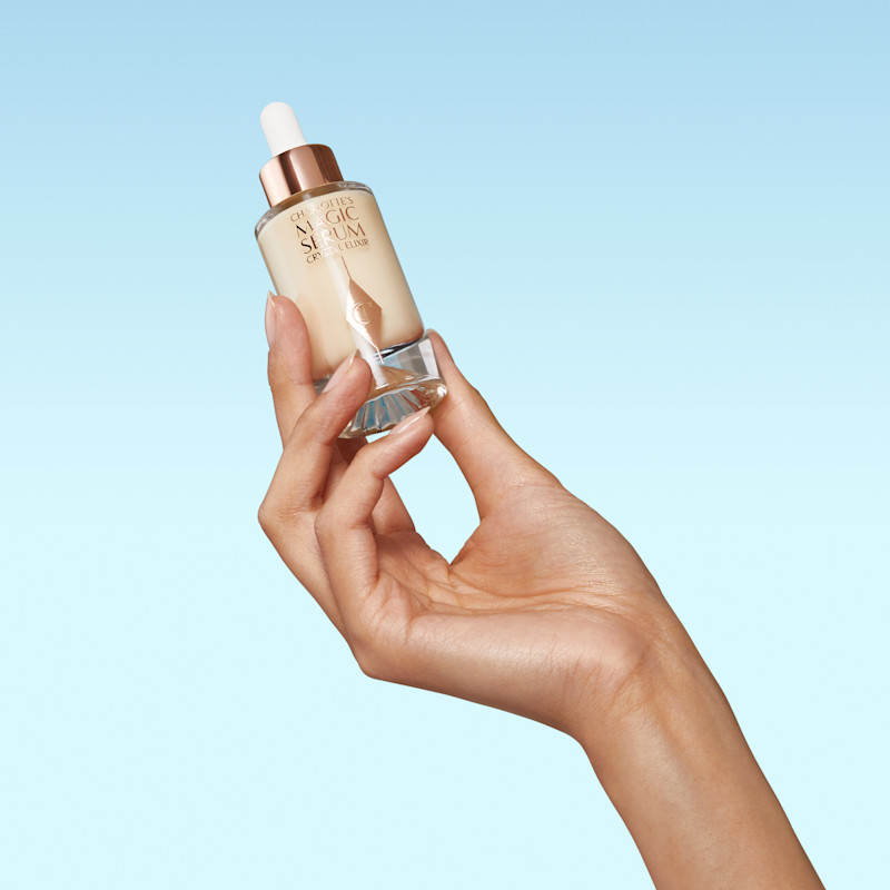 Mannequin tenant le Charlotte's Magic Serum Crystal Elixir