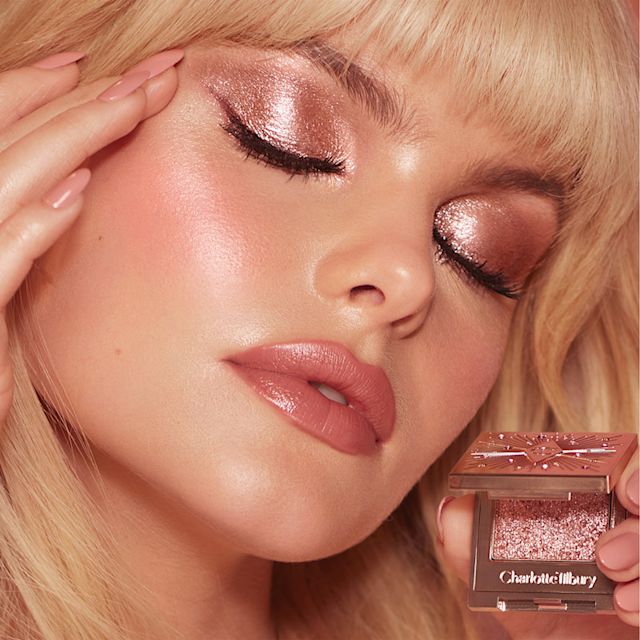 Mannequin portant un maquillage des yeux rose pailleté avec Pillow Talk Diamonds Hypnotising Pop Shot
