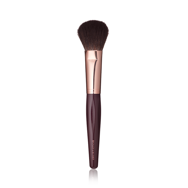 Bronceador y brocha para una aplicación perfecta del maquillaje en las mejillas