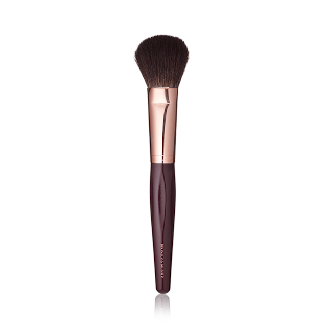Bronceador y brocha para una aplicación perfecta del maquillaje en las mejillas