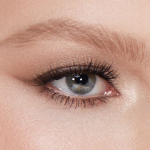 Trucco delle sopracciglia per modella con capelli biondi chiari