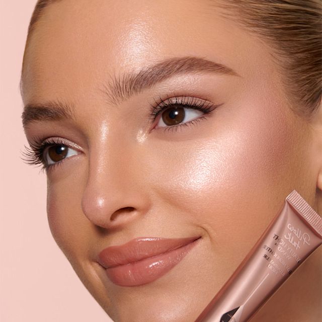 Maquillaje iluminador para piel media