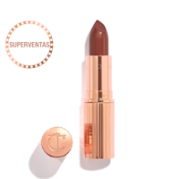 Abierto, labial rojo baya en un contenedor metálico dorado con su tapa, que tiene las letras CT en relieve, colocada a un lado. 