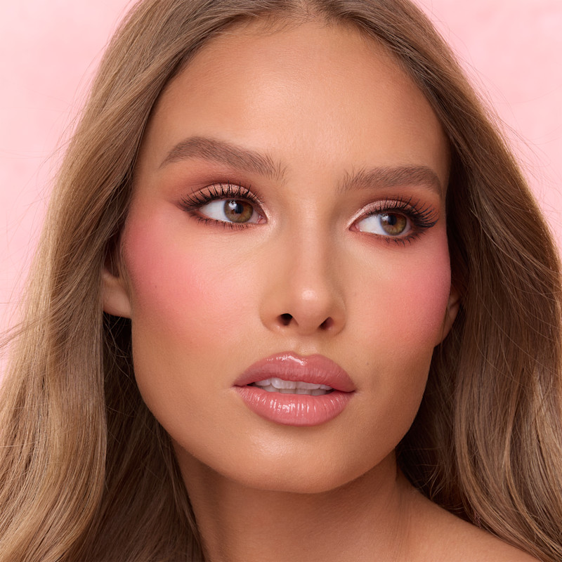 Pink setting powder for tan skin