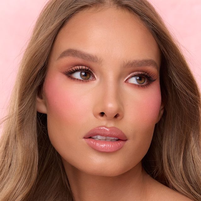 Pink setting powder for tan skin