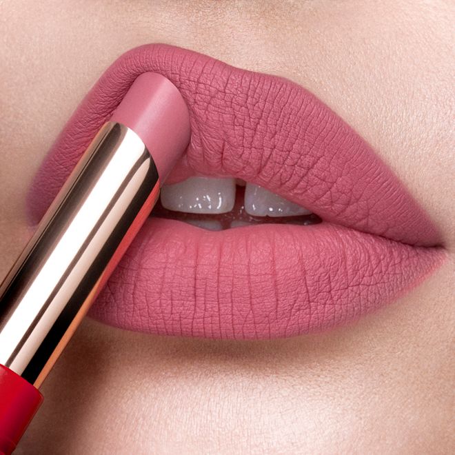 Limitless Lucky Lips in Rose Hope on fair-tone lips close-up Lips close-up of a fair-tone model applying a lipstick in a neutral rosy-pink colour with a matte finish.