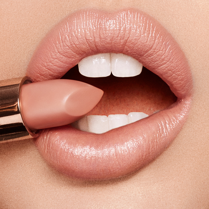 La modelo lleva la barra de labios KISSING en Penelope Pink, un rosa claro que complementa los tonos de piel claros