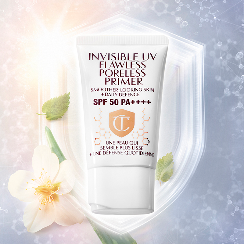 Bannière présentant une base de teint dans un tube blanc avec un bouchon blanc, portant l’inscription « Invisible UV Flawless Poreless Primer SPF 50 PA++++ »