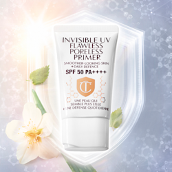 Banner mit einem Primer in einer weißen Tube mit weißem Deckel und Text darauf: „Invisible UV Flawless Poreless Primer SPF 50 PA++++“.