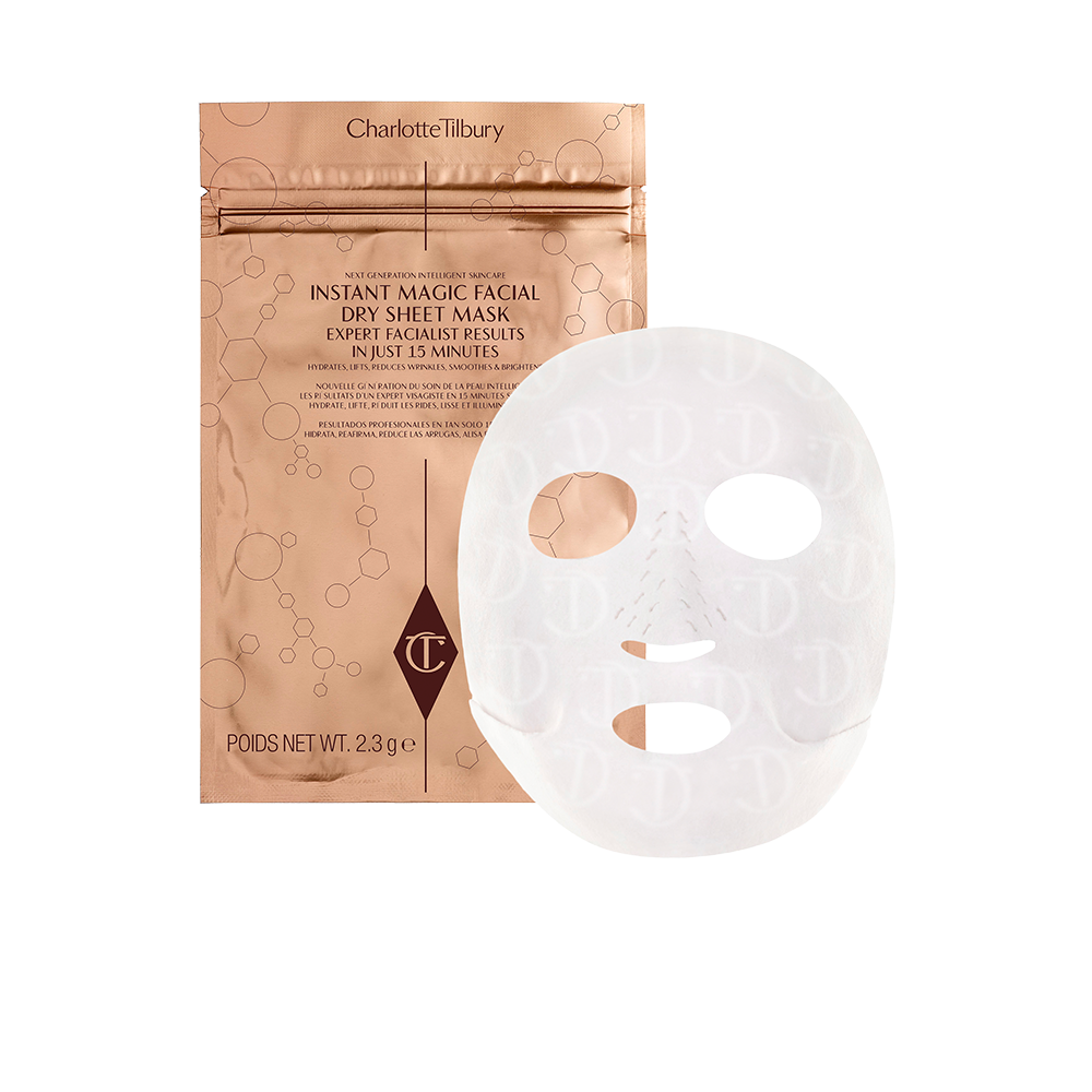 Un masque sec en tissu texturé, accompagné de son emballage doré en arrière plan. 