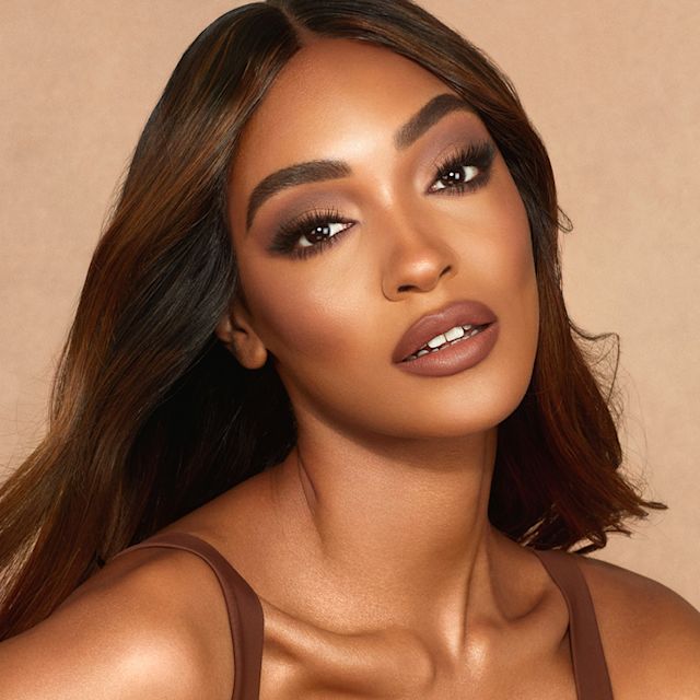 Jourdan Dunn wearing a dark brown eyeshadow makeup look using Super Nudes Easy Eye Palette