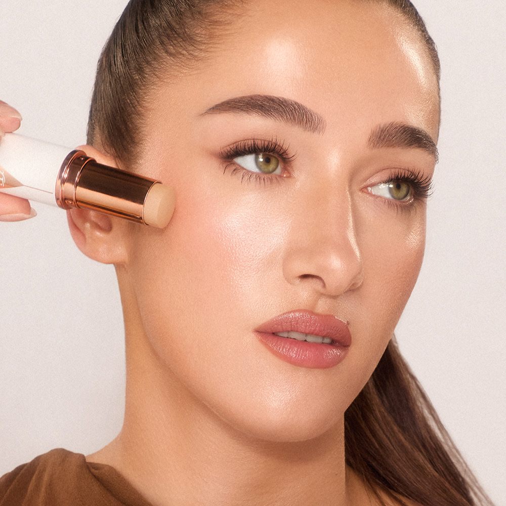 Bella Tilbury wearing Unreal Skin stick foundation for oily skin