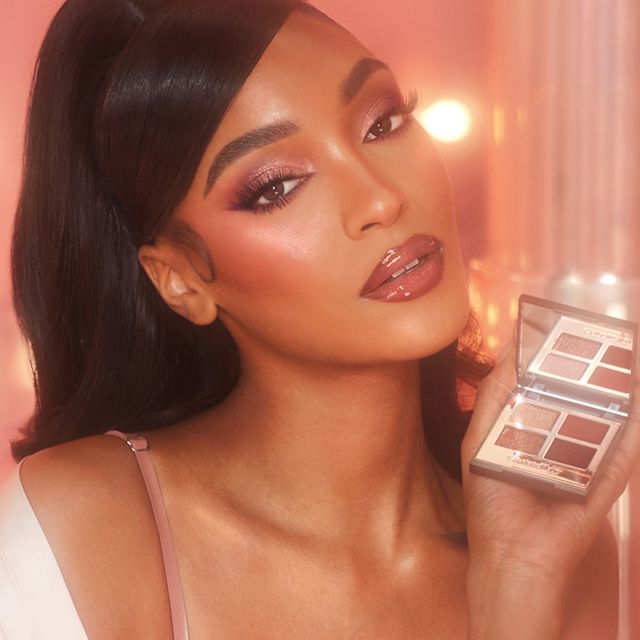 Jourdan Dunn portant un maquillage des yeux rose discret avec Pillow Talk Luxury Palette