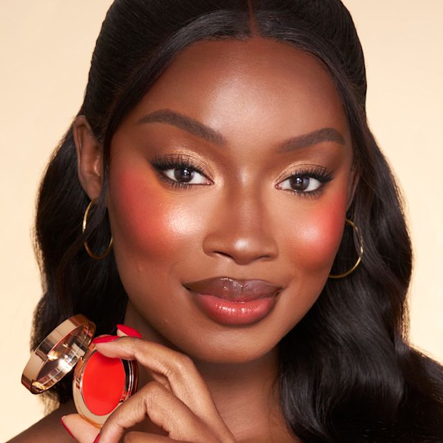 Mannequin portant un look de poupée réalisé avec Pinched Cheek Glow