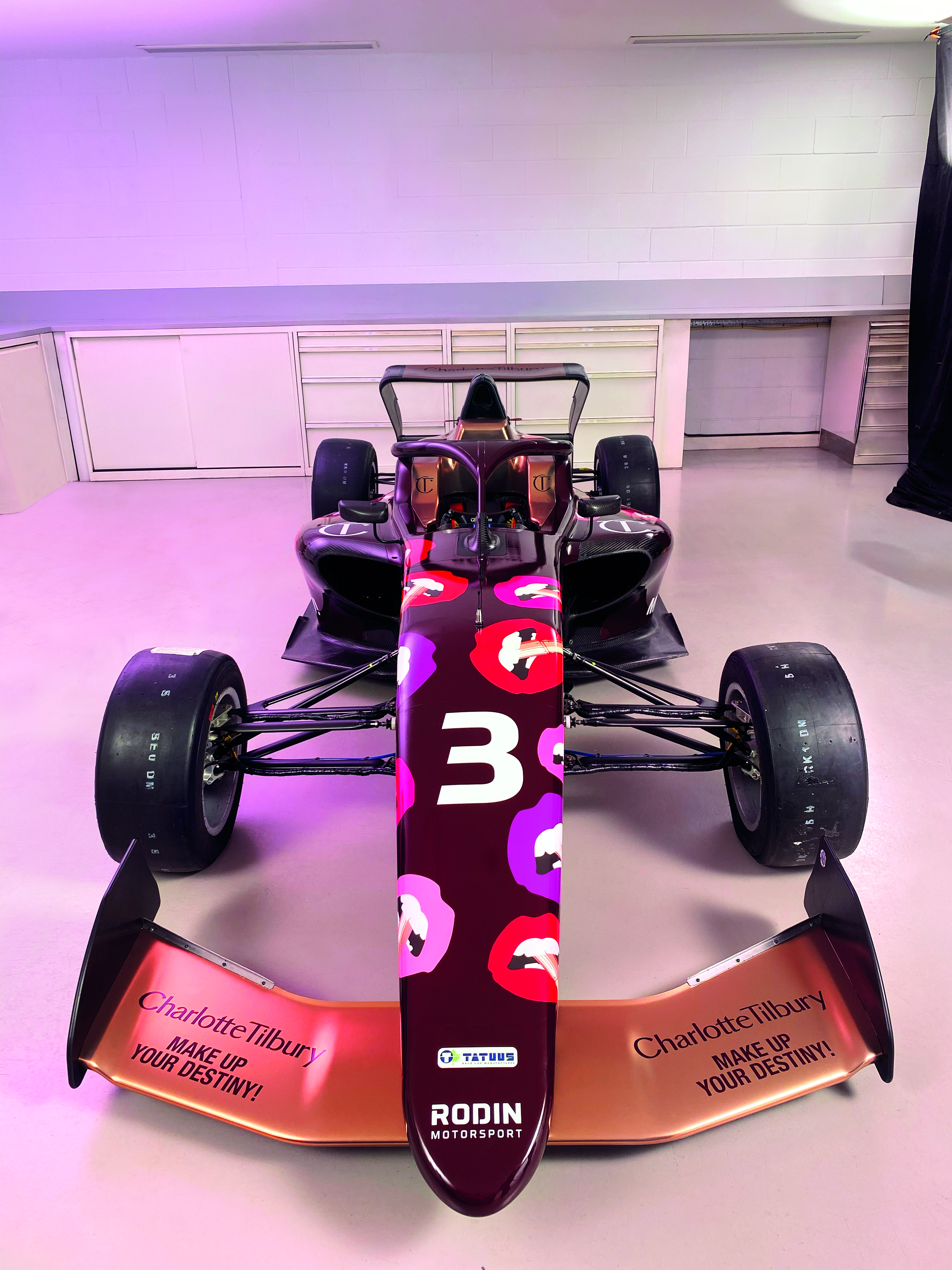 Charlotte Tilbury Formula 1 Academy Rennwagen Front
