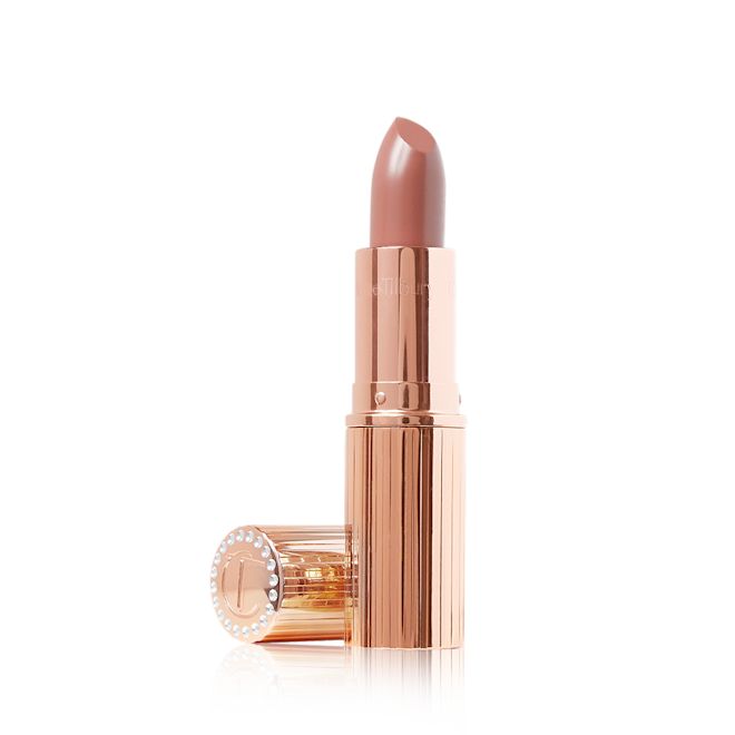K.I.S.S.I.N.G in Super Nude open An open lipstick in a cool nude-beige shade with a satin-finish and its lid next to it.