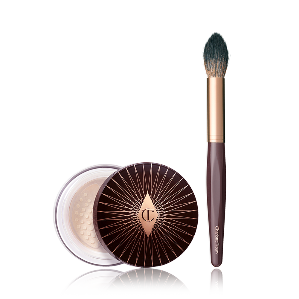 Applicare la polvere illuminante Genius Magic Powder di Charlotte con il pennello Powder and Sculpt.