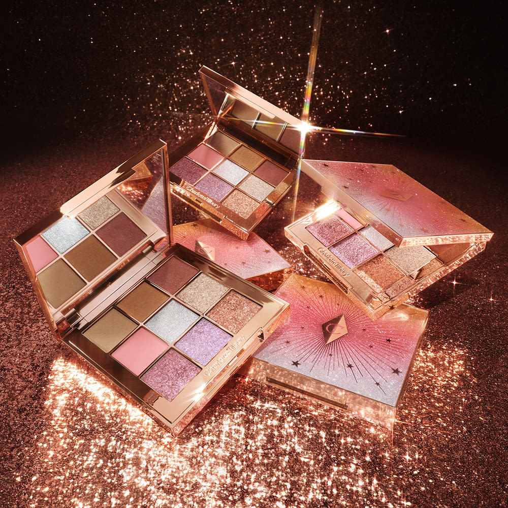 La Beautyverse Palette est une palette de 9 fards à paupières comptant des teintes futuristes mates, scintillantes et brillantes.