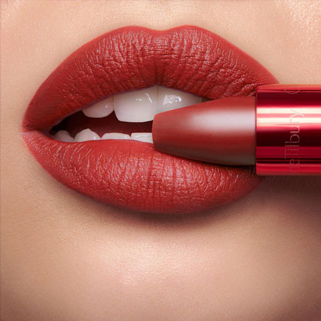 Primo piano di labbra con il rossetto rosso tenue Mark of a Kiss su pelle molto chiara