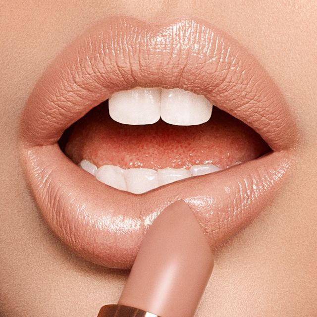 Primo piano delle labbra con rossetto nude caldo Nude Kate su pelle chiara