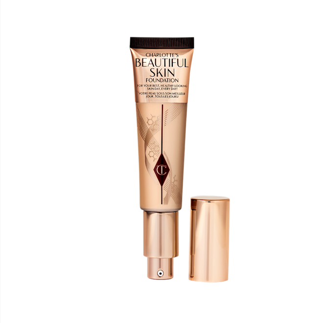 Beautiful Skin Foundation en 4N abierta Una varita de base de maquillaje abierta en un envase dorado con un dosificador de cuentagotas y una carcasa de color marrón claro para mostrar el tono de la base de maquillaje en su interior.