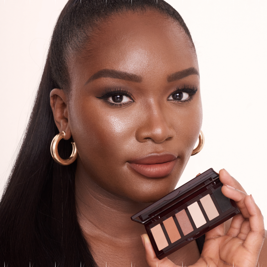 Mannequin portant un maquillage de Nouvel An inspiré des années 90 réalisé avec la Super Nudes Easy Eye Palette